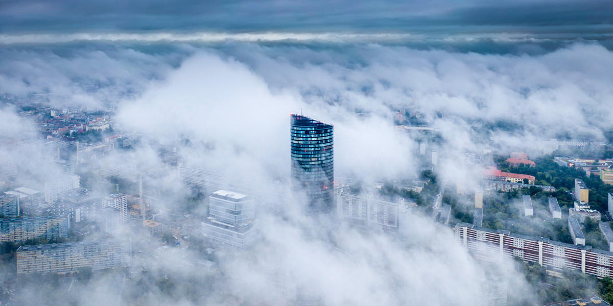 Mgła nad polską gospodarką jest coraz gęstsza. Na zdj. panorama zamglonego Wrocławia.