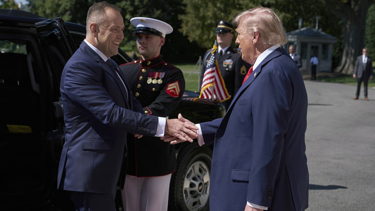 Donald Trump "siłował się" z Karolem Nawrockim. Kamery zarejestrowały uścisk dłoni