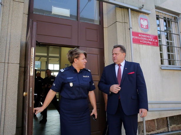 W sobotę rano wiceminister MSWiA Jarosław Zieliński razem z zastępcą komendanta głównego policji Heleną Michalak odwiedzili troje policjantów z Giżycka, którzy w nocy z czwartku na piątek interweniowali w hotelu, gdzie burdę wszczęło trzech wojskowych