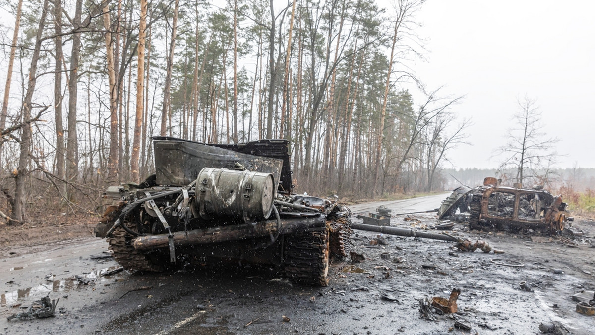 11 апреля Госдума России <a rel="nofollow" href="https://meduza.io/feature/2023/04/11/gosduma-sobiraetsya-prinyat-popravki-kotorye-ne-pozvolyat-rossiyanam-uklonitsya-ot-polucheniya-povestki-v-armiyu" id="fff14e3f-c3e5-4abf-a845-2ac31fc34cfa">приняла</a> пакет поправок, который узаконивает рассылку повесток в электронном виде, в том числе в личный кабинет на «Госуслугах». Поправки также запрещают тем, кто подлежит призыву, выезжать из России до посещения военкомата. За неявку в военкомат в назначенное время <a rel="nofollow" href="https://meduza.io/news/2023/04/10/gosduma-uzakonit-elektronnye-povestki-v-armiyu-i-zapretit-uklonistam-vyezzhat-iz-rossii-i-brat-kredity" id="7d51522d-2910-4e18-8333-38b639ecd163">будет грозить</a> запрет на вождение автомобиля, продажу и покупку недвижимости и оформление кредитов. Законопроект, который принимают в срочном режиме, 12 апреля рассмотрит Совет Федерации — и наверняка одобрит. Потом его подпишет президент России Владимир Путин. Правозащитная организация «Первый отдел» <a rel="nofollow" href="https://t.me/deptone/5195" id="7843aabc-6399-4364-96c9-758ab297cbcc">составила список</a> проектов, которые помогают тем, кто не хочет служить в армии.