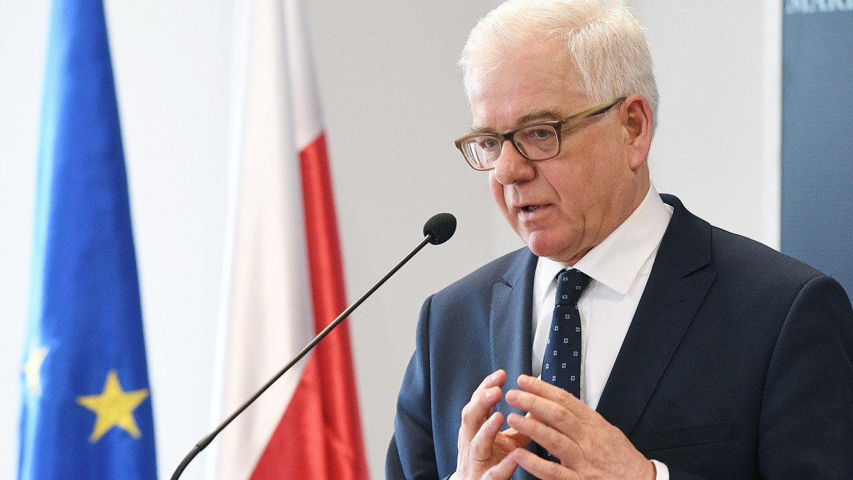 Szef MSZ Jacek Czaputowicz podczas dzisiejszej rozmowy telefonicznej z szefem brytyjskiej dyplomacji Borisem Johnsonem przekazał wyrazy zaniepokojenia i oburzenie w związku z informacjami o użyciu na terytorium Wielkiej Brytanii środka paraliżującego w celu zabójstwa Siergieja Skripala.