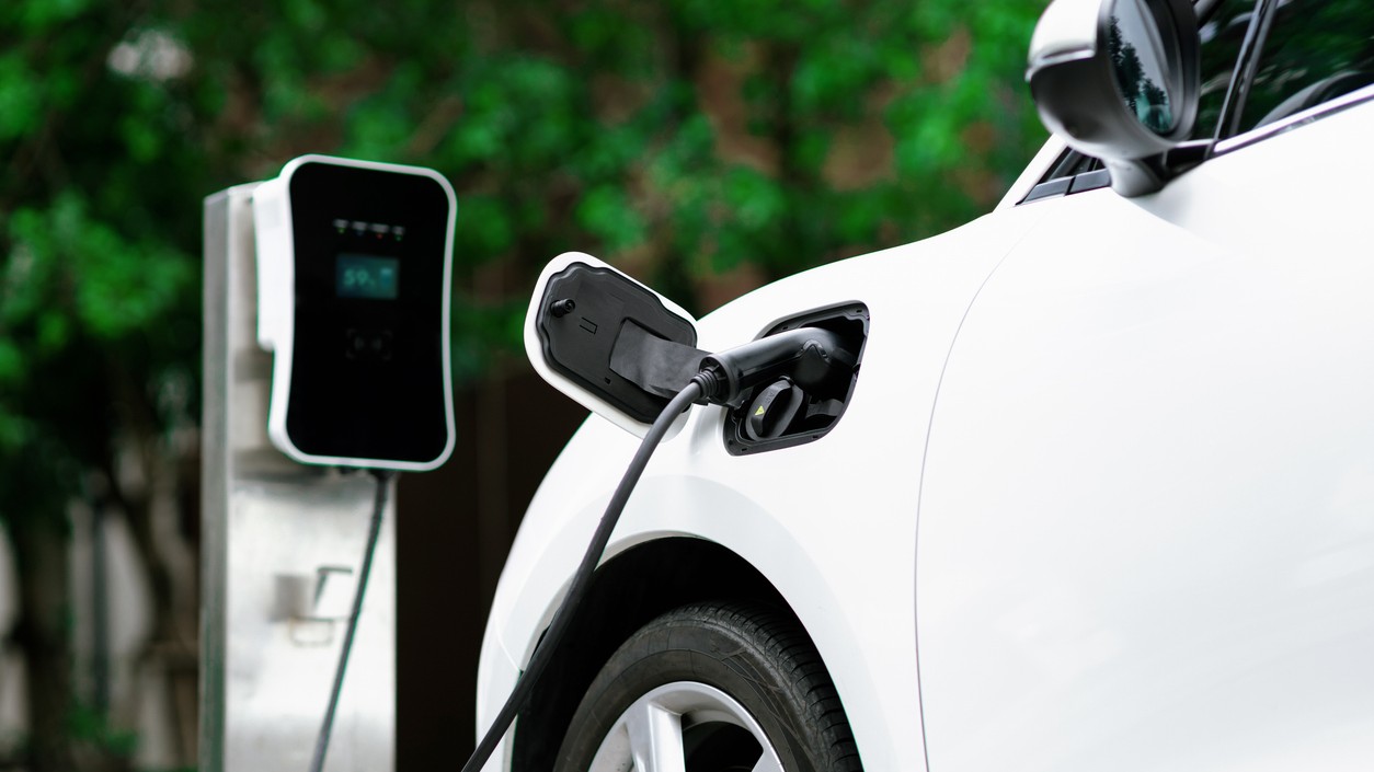 Rozsiahla štúdia od DKV Mobility priniesla prekvapujúcu správu, že viac ako polovica firiem už pri nákupe nových vozidiel počíta iba s elektrickými vozidlami. 