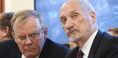 Macierewicz płaci im miliony złotych za gadanie?!