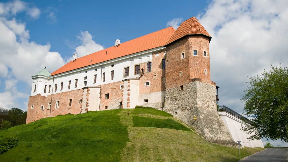 Koncert muzyki operetkowej i musicalowej na dziedzińcu Zamku Kazimierzowskiego zainaugurował w niedzielę wieczorem XXIV Festiwal Muzyka w Sandomierzu. W kolejne weekendy sierpnia w murach zabytkowych budowli miasta, będzie rozbrzmiewała muzyka klezmerska, bałkańska, klasyczna i jazz.