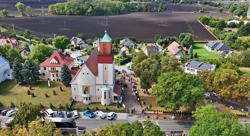 Kościół Świętego Józefa i urzekająca panorama Żórawiny.