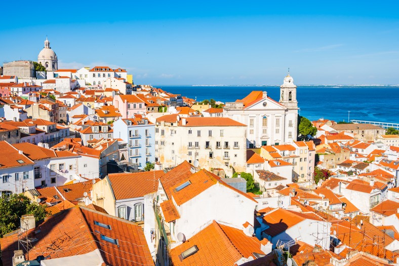 Widok na dachy i panoramę dzielnicy Alfama, najstarszej dzielnicy Lizbony w Portugalii