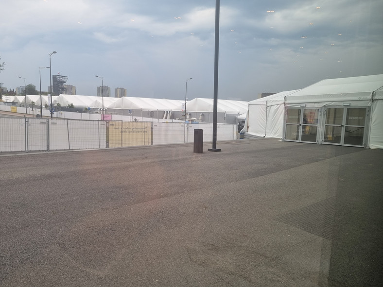 Gigantyczne namioty, konieczne, bo MCK na World Urban Forum okazały się za małe