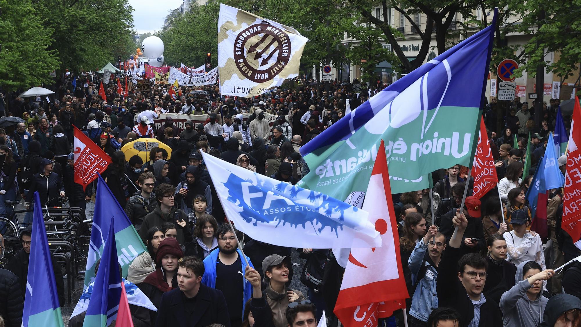 Manifestations contre le choix du Premier ministre par Macron : Plus de 300 000 personnes dans les rues en France !