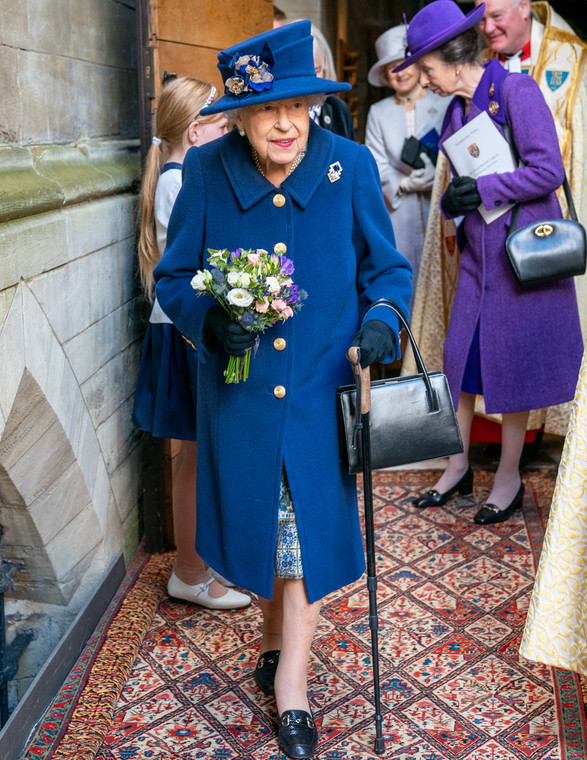 Królowa Elżbieta II ma problemy z poruszaniem się?