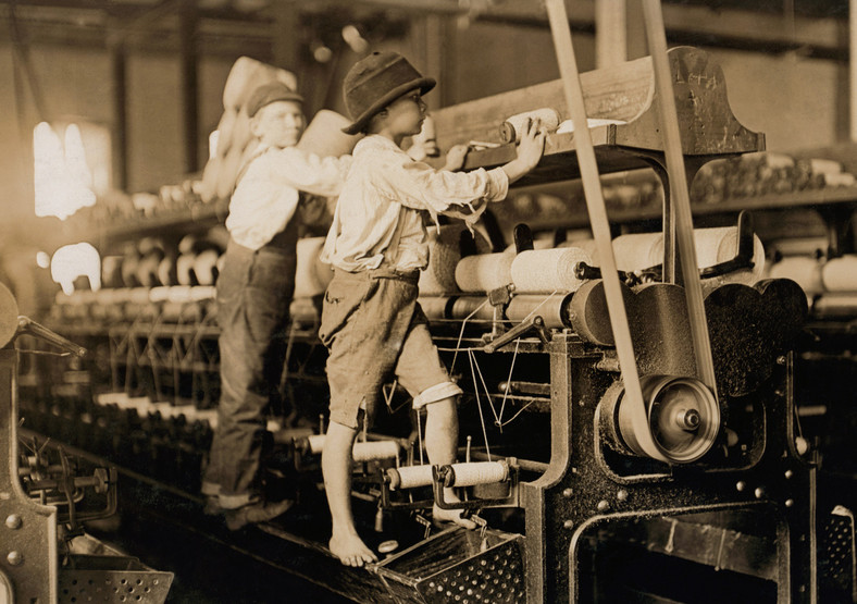 Najmłodsze dzieci często zatrudniano do czyszczenia urządzeń, których w czasie ich pracy nawet nie wyłączano. Prowadziło to do niezliczonych wypadków