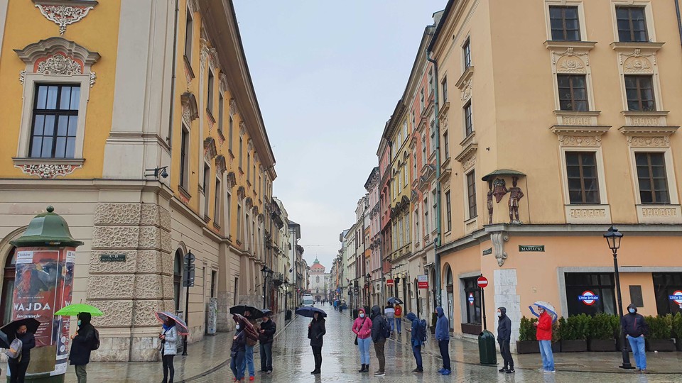 Gigantyczna kolejka do szczepień w Krakowie