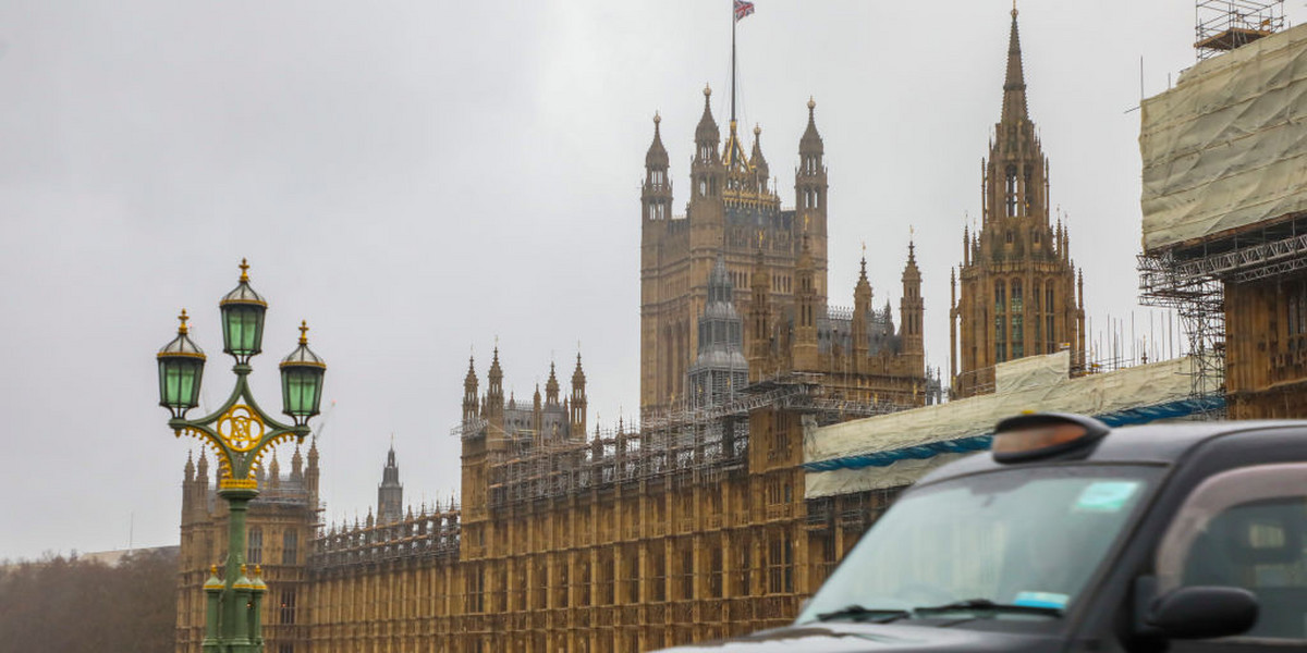 W zeszłym tygodniu premier Boris Johnson ogłosił, że wprowadzenie zakazu zostanie przyspieszone. Mówił jednak wtedy o roku 2035. Rząd Johnsona uznał, że wcześniejsze wprowadzenie takiego zakazu musi nastąpić, jeśli Wielka Brytania ma osiągnąć zerową emisji netto gazów cieplarnianych do 2050 roku.