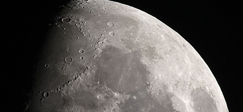 "Cylindryczny obiekt" uderzy w Księżyc. Astronom: To jednak nie fragmenty rakiety Muska