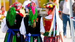 ośrodek kultury kupił stroje ludowe za dotację. czy może użyczyć je ko