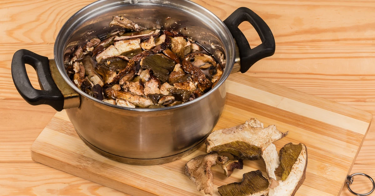 Jak długo moczyć suszone grzyby? Zrób tak, a będą pyszne, aromatyczne i mięciutkie