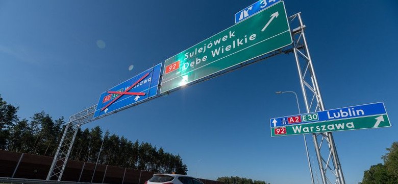 Karambol na autostradzie A2. Zderzyły się trzy ciężarówki, dwie osobówki i bus