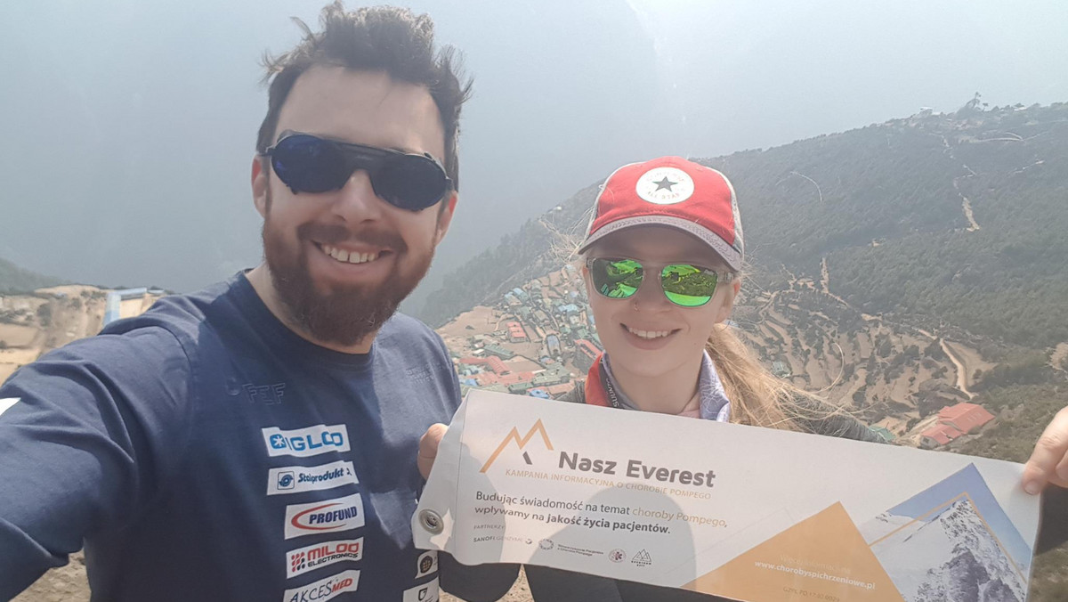 Najmłodsza Polka zdobywająca Mount Everest – Sylwia Bajek oraz Szczepan Brzeski kończący tym szczytem swoją Koronę Ziemi, podczas swojej wyprawy wspierają budowanie świadomości o objawach choroby Pompego. W Polsce pacjenci z tym schorzeniem na diagnozę czekają nawet osiem lat. Akcja towarzyszy kampanii "Nasz Everest".