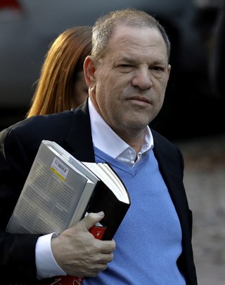 Weinstein stawił się na policji, usłyszy zarzuty m.in. gwałtu