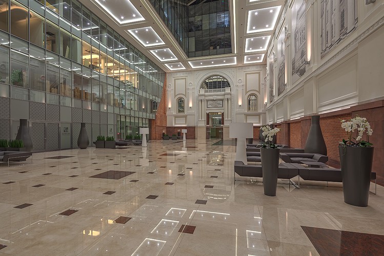 Pod przeszkoloną podłogą Atrium widać także murowany sześcian, w którym umieszczono akt erekcyjny Senatora Zdjęcie: biurowiec Senator - atrium główne, fot. Ghelamco