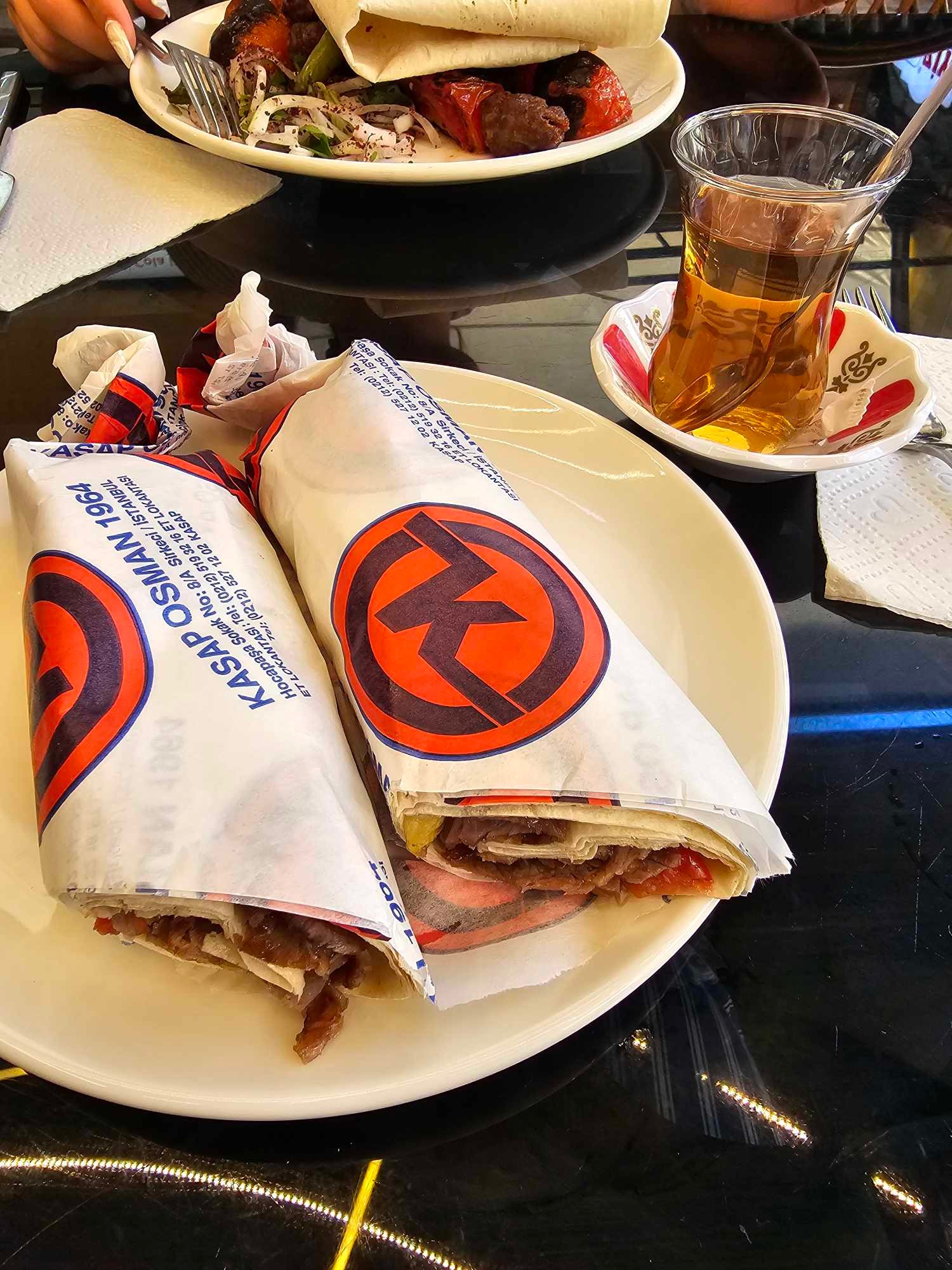 Janka ukázala ceny v Istanbule: dva druhy kebabu a čaj.