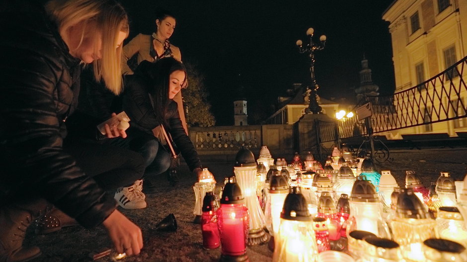 Spontaniczna manifestacja mieszkańców po śmierci 30-latki. Pszczyna, 1 listopada 2021 r.