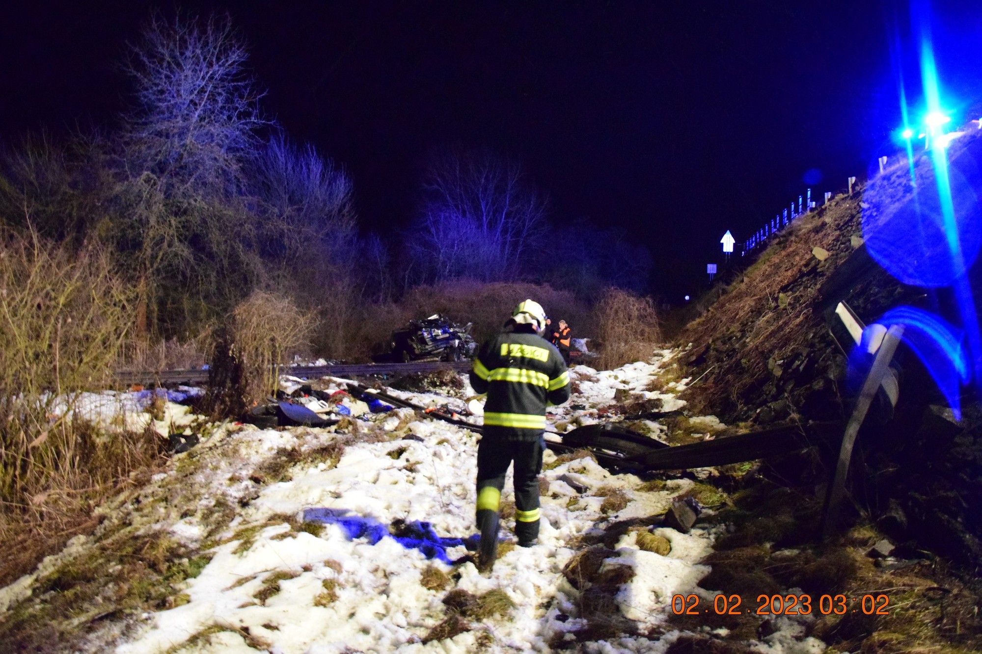 Auto po nehode pri Detve vyletelo z cesty, dopadlo na železničnú trať.