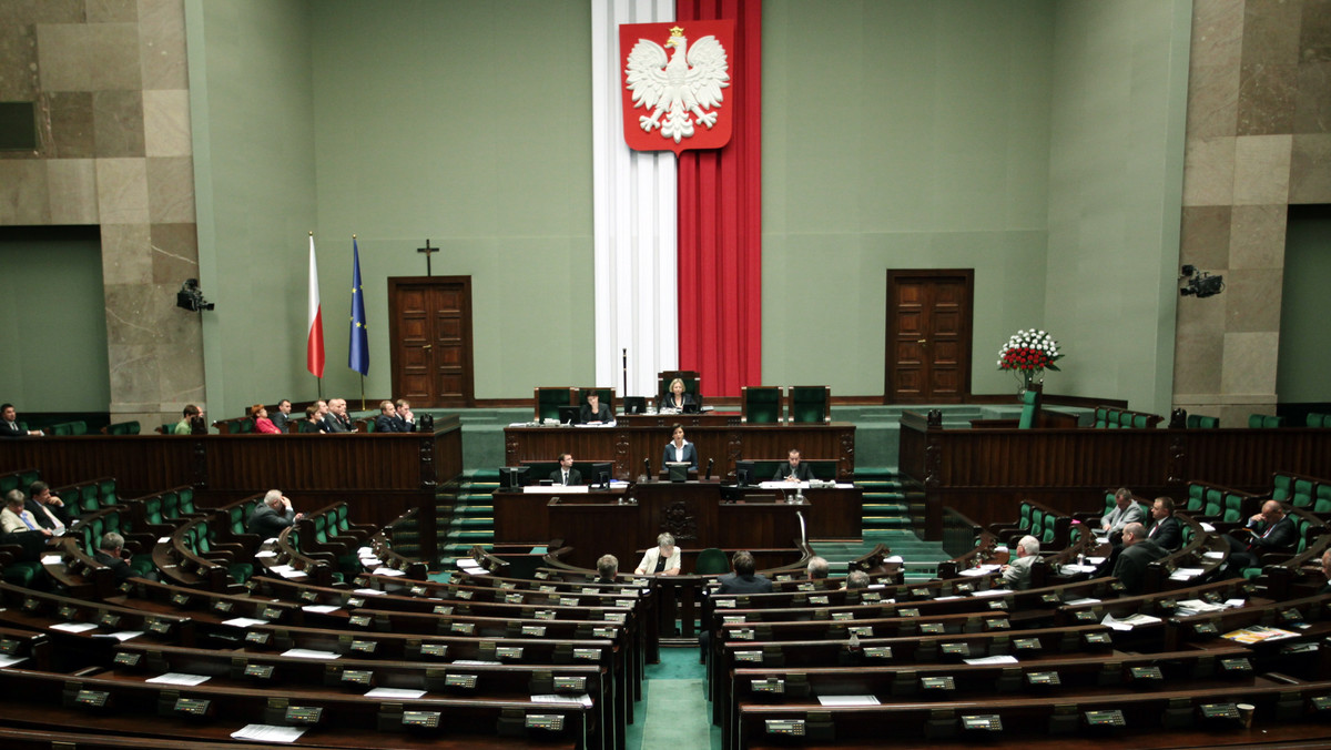 Z najnowszego sondażu TNS Polska dla programu "Forum" w TVP Info wynika, że PO odrabia straty i umacnia się na pozycji lidera poparcia. Na partię Donalda Tuska chce głosować 37 procent wyborców. Różnica między PO a PiS wzrosła do 10 punktów procentowych.