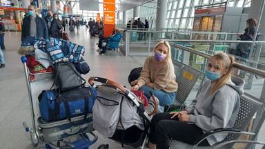 Ukraińcy na lotnisku: zostawię dzieci u mamy i wrócę do walczącego męża