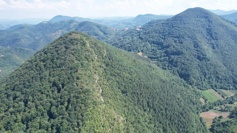 Postoje mnogi putevi koji vode do vrha, ali njima hodaju samo alpinisti i planinari