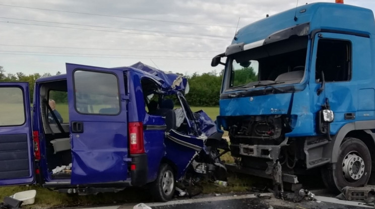 Öten haltak meg Balatonkenese mellett a tragikus balesetben / Fotó: Police.hu