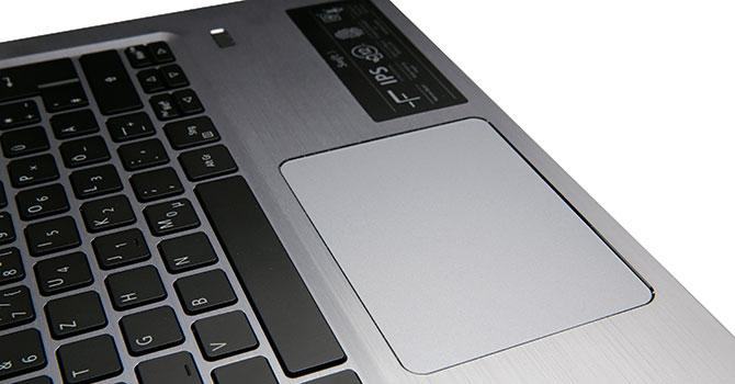 Urządzenia wejściowe Acera Swift 3 są dobrze przemyślane: klawiatura ma typowy dla note­booków mały skok klawiszy, te są jednak trochę śliskie. Gładzik jest natomiast wzorowy: przyjemnie duży i precyzyjny i bez przeszkadzającego czytnika linii papilarnych w kącie - ten w Swifcie znajduje się po prawej stronie.