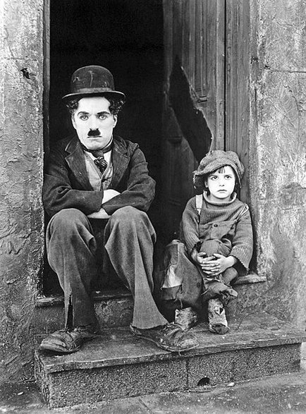 Chaplin i Jackie Coogan na planie filmu "Brzdąc" - domena publiczna