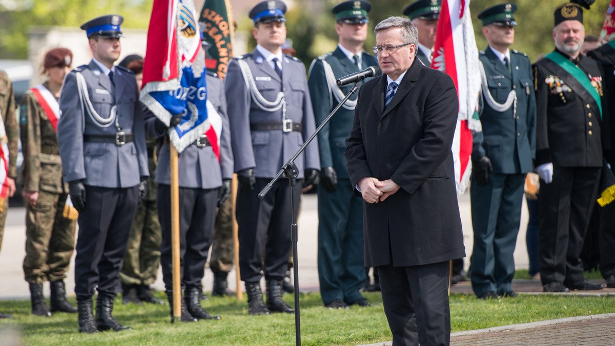 Prezydent Bronisław Komorowski dzisiaj w Zgorzelcu (Dolnośląskie) podczas uroczystości 69. rocznicy forsowania Nysy Łużyckiej dziękował za pamięć o żołnierzach WP, którzy "ginęli, abyśmy my tutaj mogli budować polskie życie, polskie nadzieje i przyszłość".