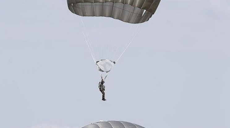 Ejtőernyős baleset a pápai bemutatón