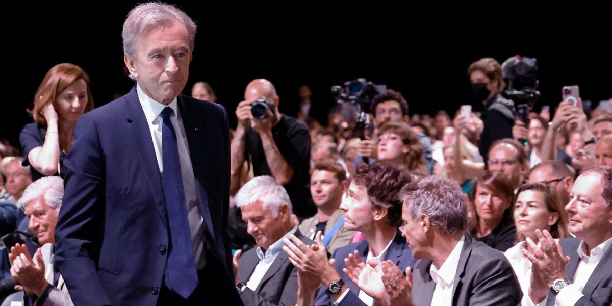 Bernard Arnault i jego biznes też odczuwają skutki zamieszek we Francji.