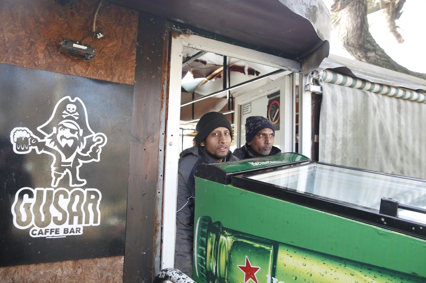 Iznošenje inventara sa splava "Gusar"