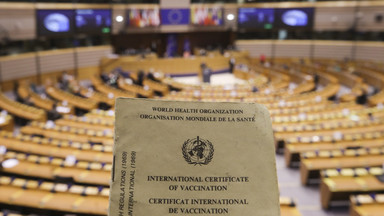 Europarlament przegłosował wydawanie certyfikatów szczepionkowych UE