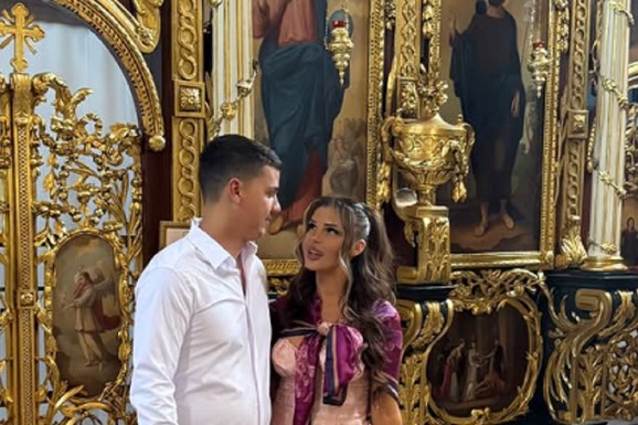 ENA I PEJA SE OGLASILI IZ CRKVE On u patikama, a ona maramom prekrila dekolte: Skockali se za POSEBAN DAN, tu je i njen sin Mateja (FOTO)