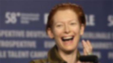 Tilda Swinton na rowerze wzdłuż niewidzialnego muru