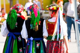 Ośrodek kultury kupił stroje ludowe za dotację. Czy może użyczyć je kołom gospodyń wiejskich?