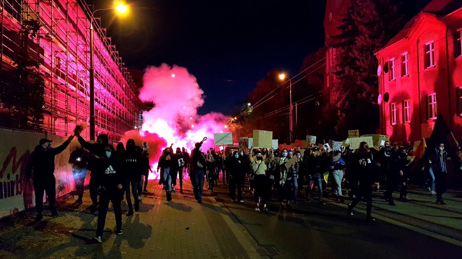 Tłum młodych ludzi idący ul. Warszawską w Gorzowie