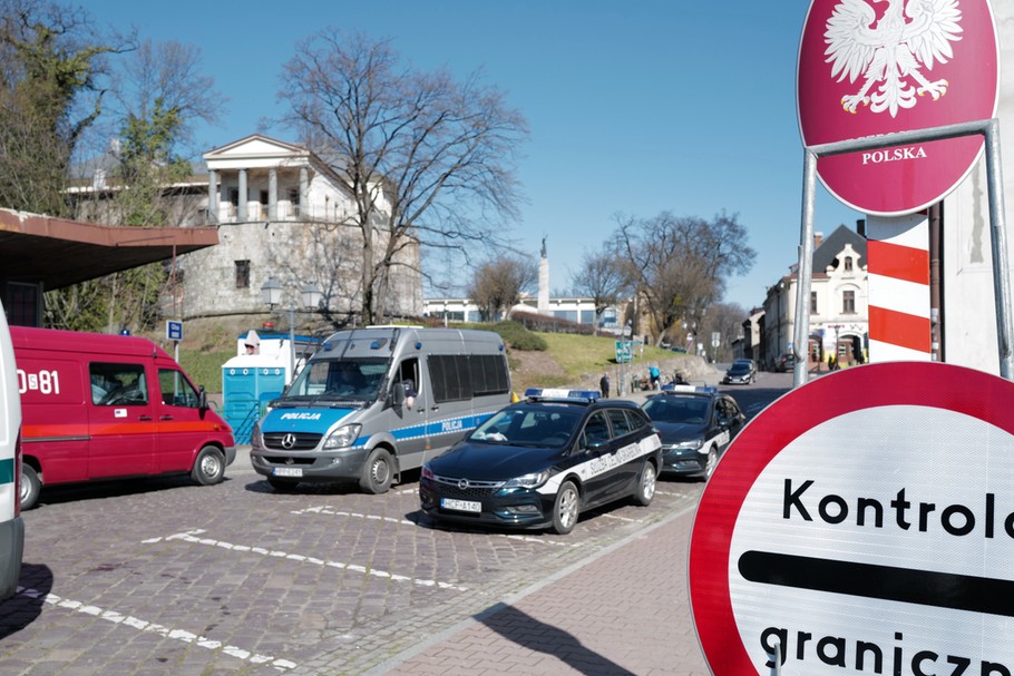 Osoby, które z powodu zatrudnienia na terenie innego kraju przekraczają granicę, po znalezieniu się w Polsce są obejmowane czternastodniową kwarantanną  