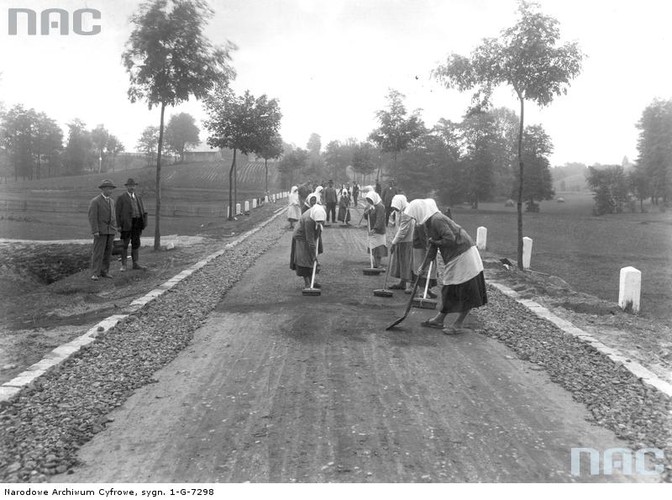 Sprzątanie i wyrównywanie drogi. Kobiety w typowych wiejskich przedwojennych strojach przy pracy