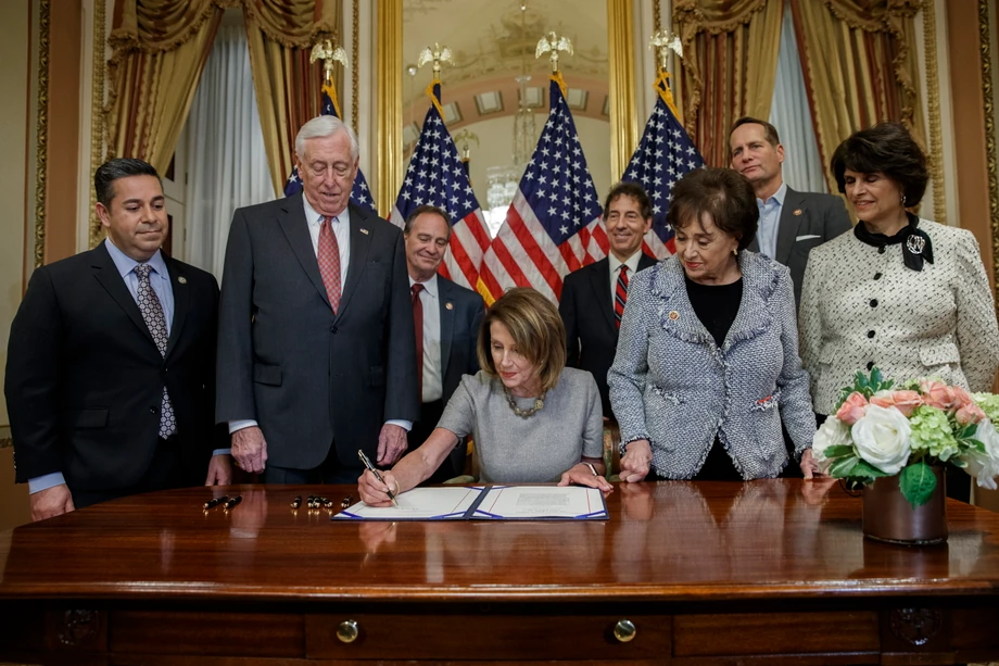 Przewodniczący Izby Reprezentantów Nancy Pelosi podpisuje porozumienie odnośnie zakończenia shutdown.