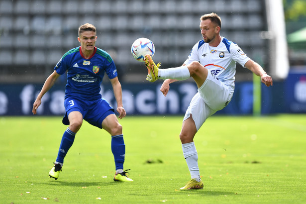 Zawodnik Miedzi Legnica Hubert Matynia (L) i Arkadiusz Kasperkiewicz (P) z PGE FKS Stali Mielec podczas meczu 11. kolejki piłkarskiej Ekstraklasy