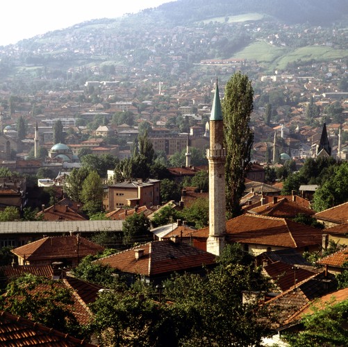 Dzięki temu ponad panoramę miasta wznoszą się zarówno krzyże katolickich kościołów, prawosławnych cerkwi, jak i wysokie wieże minaretów, z których pięć razy dziennie płynie głos muezinów nawołujących wyznawców Allaha do modlitwy. Dzięki takiej religijnej mozaice w Sarajewie panuje jedyny w swoim rodzaju, zachodnio – orientalny klimat, niespotykany w żadnym innym europejskim mieście.