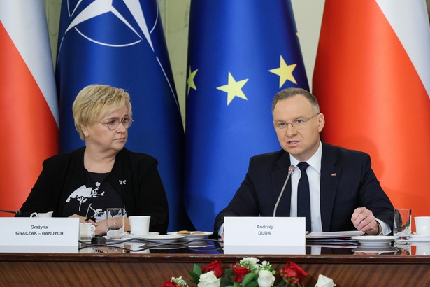 Prezydent RP Andrzej Duda i szefowa Kancelarii Prezydenta RP Grażyna Ignaczak-Bandych na posiedzeniu Rady Bezpieczeństwa Narodowego w Pałacu Prezydenckim w Warszawie