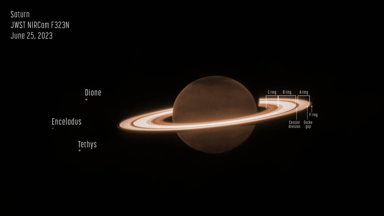 Saturn w podczerwieni. Na zdjęciu widać również księżyce planety