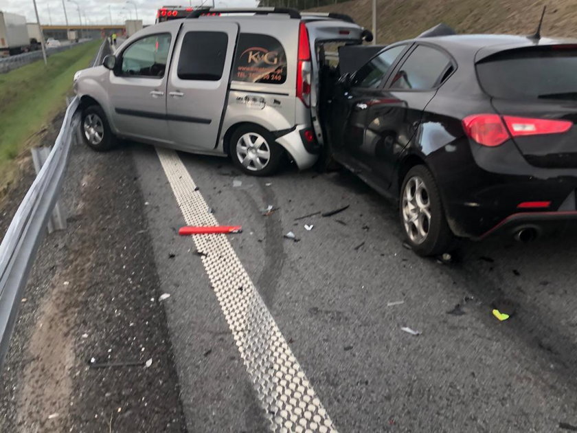 Ciężarówka zmiażdżył busa pomocy drogowej