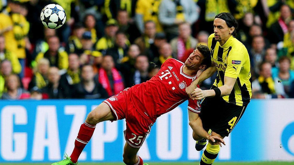 Napadač minhenskog Bajerna Tomas Miler i Subotić u finalu Lige šampiona 2013. | Foto: Getty Images